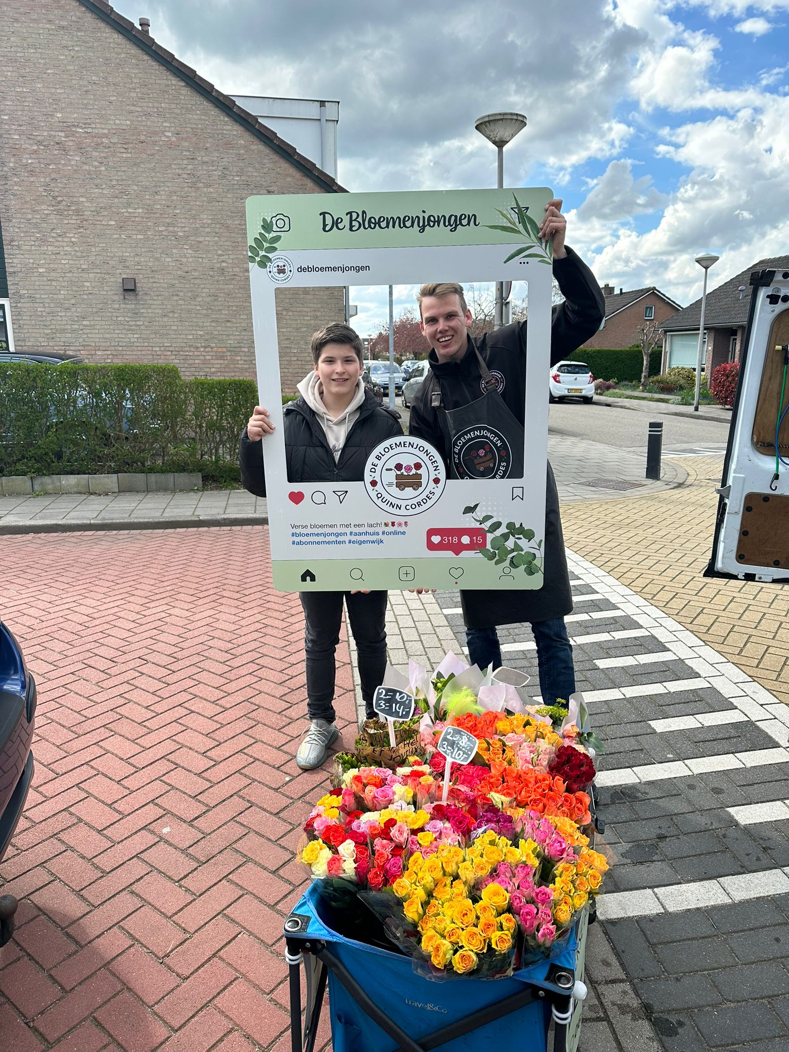 Quinn Cordes met Sjoerd als bloemenverkoper
