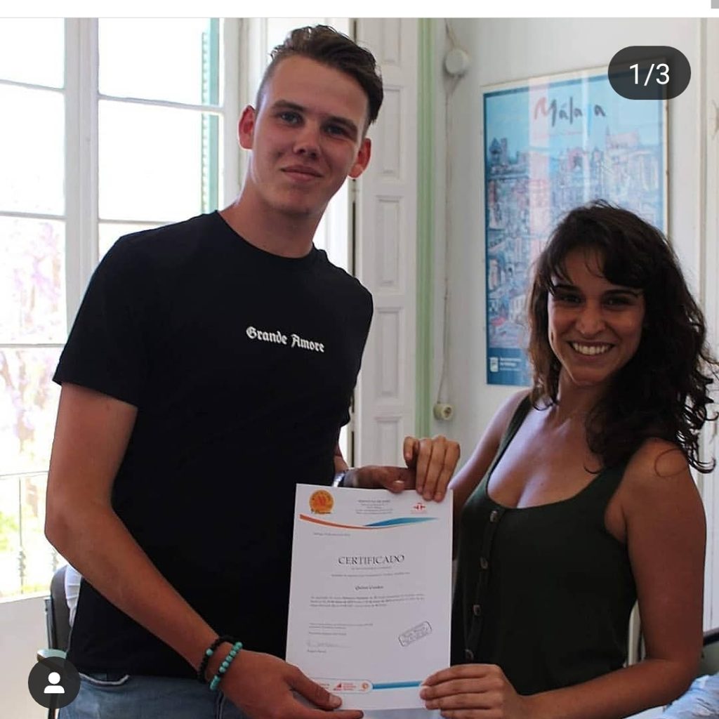 Wie is Quinn Cordes - Nederlandse ondernemer en oprichter van De bloemenjongen en 5 andere bedrijven. 2 Quinn Cordes na het behalen van zijn Spaans level A1 diploma